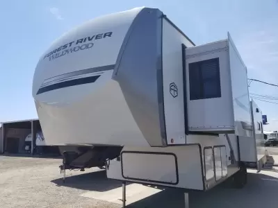 Used 2025 Forest River Wildwood Heritage Glen 325RL — photo 3