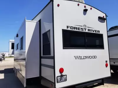 Used 2025 Forest River Wildwood Heritage Glen 325RL — photo 4