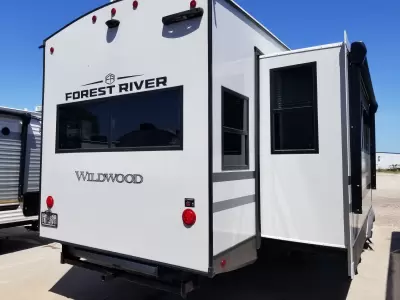 Used 2025 Forest River Wildwood Heritage Glen 325RL — photo 6
