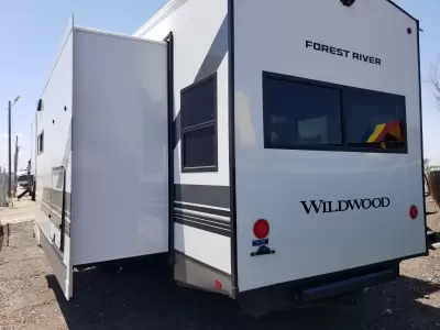 2027 Forest River Wildwood Heritage Glen 380WDR 5th wheel with solar panel and controller and auto leveling system. has built in dishwasher and washer.dryer. — photo 4
